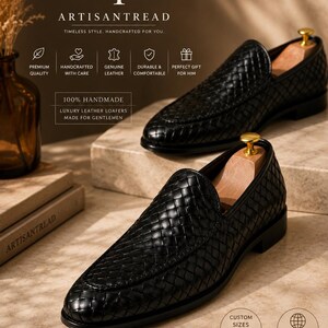 Puede incluir: Mocasines de cuero negro con dise&ntilde;o tejido. Los zapatos se muestran con hormas de madera. La imagen incluye el texto "ARTISANTREAD" y "100% HANDMADE LUXURY LEATHER LOAFERS MADE FOR GENTLEMEN".