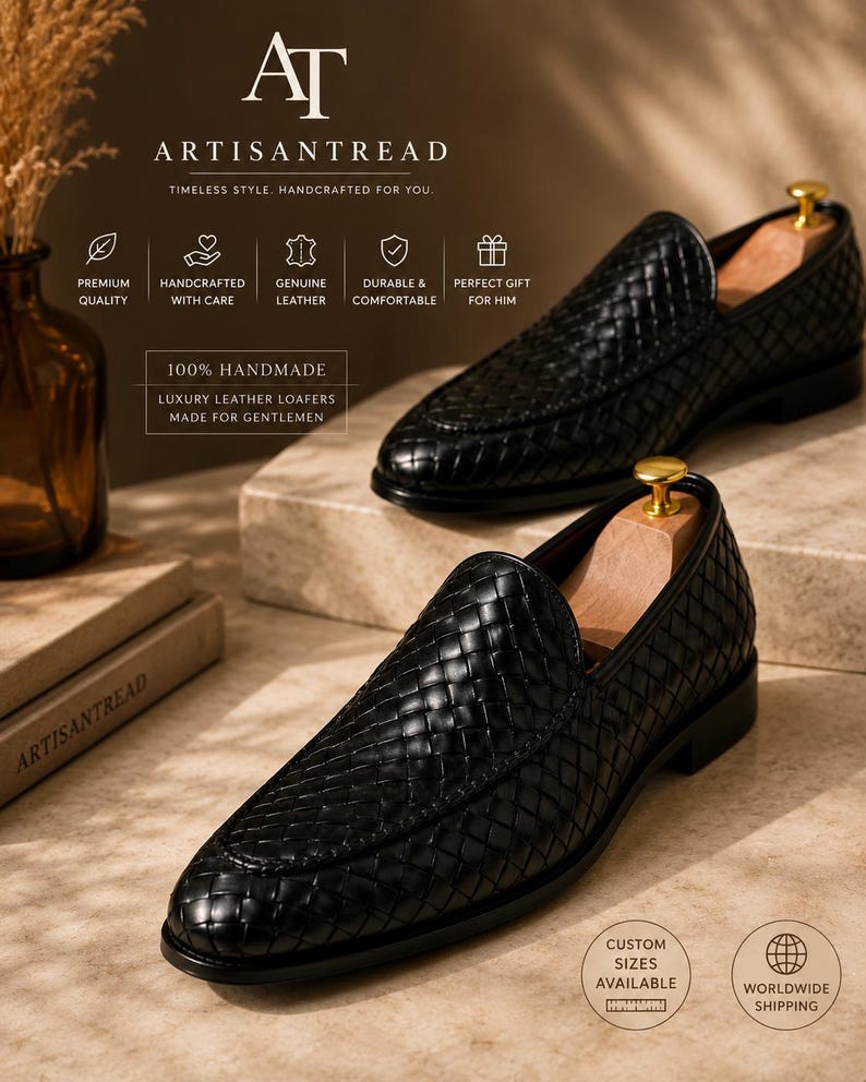 Puede incluir: Mocasines de cuero negro con dise&ntilde;o tejido. Los zapatos se muestran con hormas de madera. La imagen incluye el texto "ARTISANTREAD" y "100% HANDMADE LUXURY LEATHER LOAFERS MADE FOR GENTLEMEN".