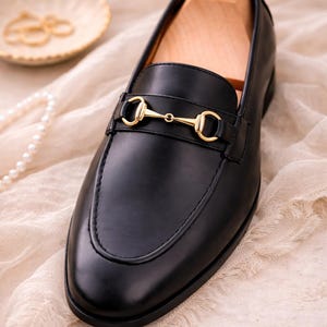 Schwarze Herren-Slipper aus Leder mit Pferdegebiss-Verschluss – Handgefertigte Slipper Bild 3