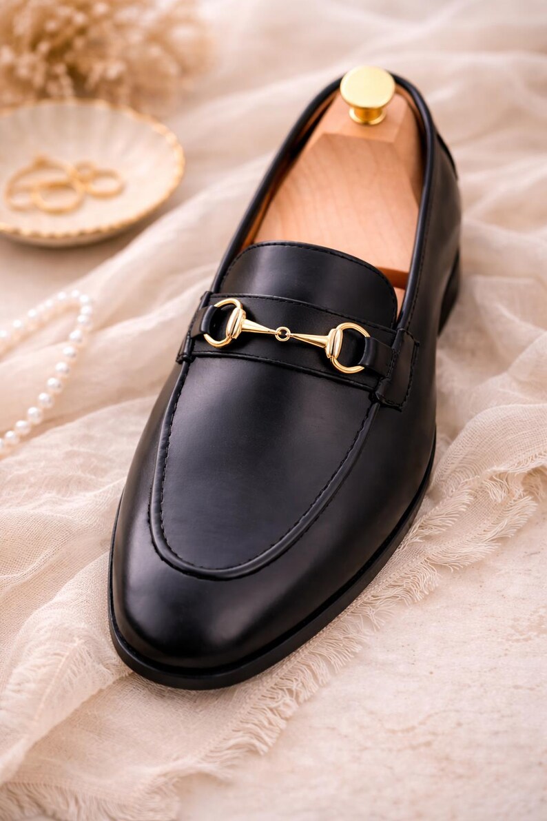 Schwarze Herren-Slipper aus Leder mit Pferdegebiss-Verschluss – Handgefertigte Slipper Bild 3
