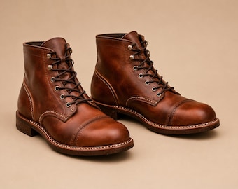Botas de piel marrón hechas a mano con puntera reforzada: construcción Goodyear Welt, estilo clásico.