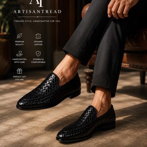 Puede incluir: Mocasines de cuero negro tejido. La imagen muestra el texto "ARTISANTREAD" y "LUXURY LEATHER LOAFERS". Estos zapatos artesanales est&aacute;n hechos de cuero genuino y est&aacute;n dise&ntilde;ados para la comodidad y durabilidad.