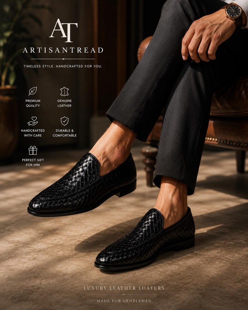 Puede incluir: Mocasines de cuero negro tejido. La imagen muestra el texto "ARTISANTREAD" y "LUXURY LEATHER LOAFERS". Estos zapatos artesanales est&aacute;n hechos de cuero genuino y est&aacute;n dise&ntilde;ados para la comodidad y durabilidad.