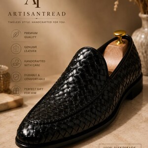 Puede incluir: Un mocas&iacute;n de cuero negro con un patr&oacute;n tejido. El zapato se muestra sobre una superficie neutra con el texto "ARTISANTREAD" y "100% HANDMADE LUXURY LEATHER LOAFERS MADE FOR GENTLEMEN". Hay una horma de zapato de madera dentro.