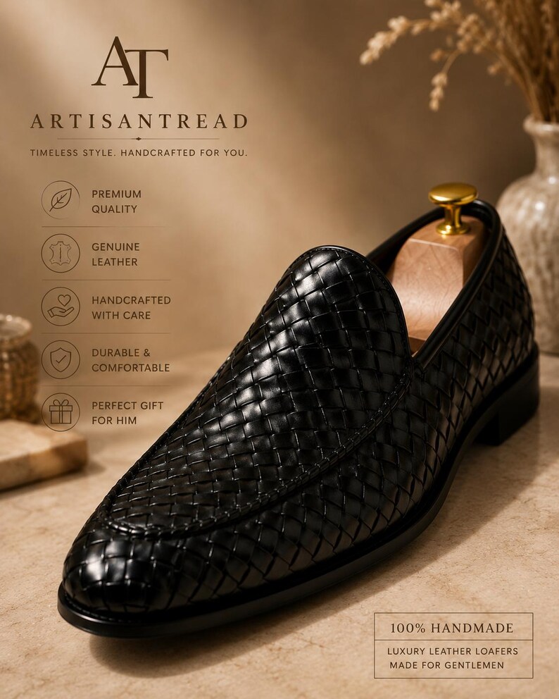 Puede incluir: Un mocas&iacute;n de cuero negro con un patr&oacute;n tejido. El zapato se muestra sobre una superficie neutra con el texto "ARTISANTREAD" y "100% HANDMADE LUXURY LEATHER LOAFERS MADE FOR GENTLEMEN". Hay una horma de zapato de madera dentro.