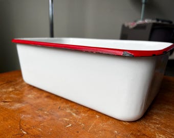 Stara biała emaliowana patelnia do pieczenia | Czerwony brzeg, naczynia do pieczenia w stylu farmhouse