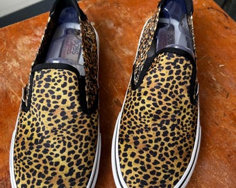 Zapatillas sin cordones Skechers Bobs con estampado de leopardo, talla 9 de mujer, calzado casual con plantilla de espuma viscoelástica, mocasines de lona con estampado animal.
