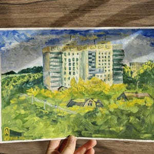 Gouache originale, petite ville « Panelka », journée d'été, verte, paysage, maisons, ensoleillé, nuages, lumière du soleil, couleurs vives, signée à la main