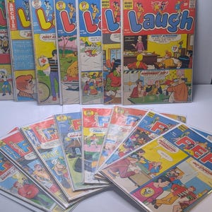 Puede incluir: Una colección de cómics antiguos de Archie y Pep dispuestos en dos filas. La fila superior presenta cómics de Laugh con portadas ilustradas coloridas, mientras que la fila inferior muestra cómics de Pep, todos en fundas protectoras transparentes.