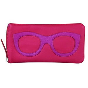 K&ouml;nnte beinhalten: Ein rosafarbenes Lederetui f&uuml;r Brillen mit einem violetten Brillendesign auf der Vorderseite. Das Etui hat einen Rei&szlig;verschluss.