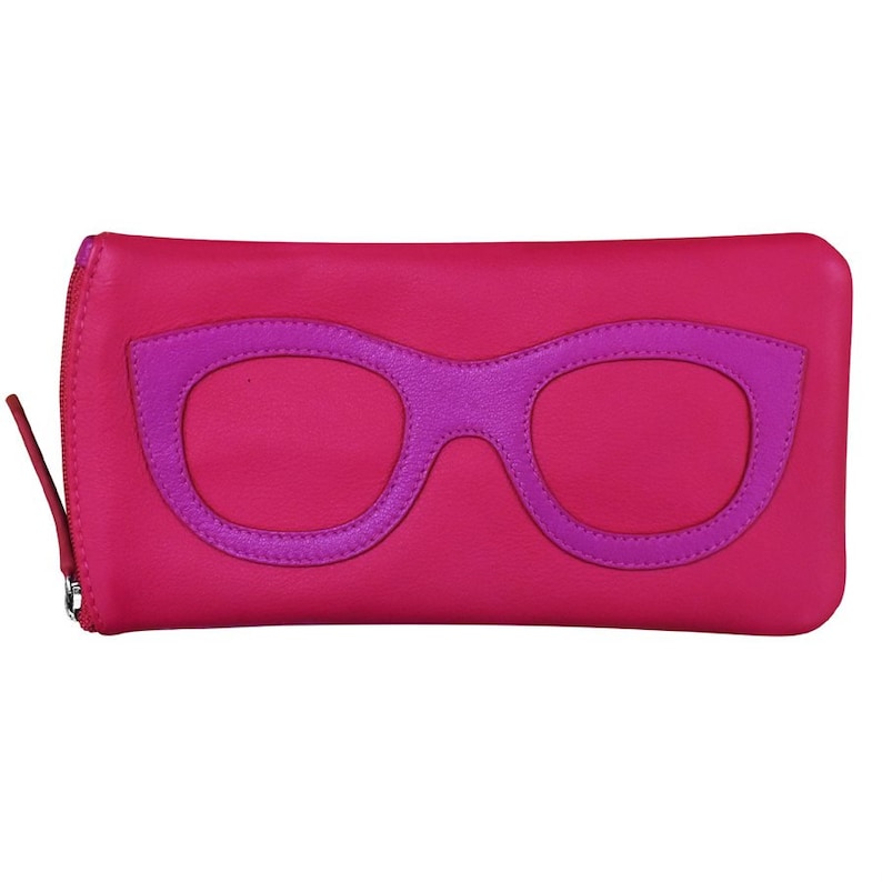 K&ouml;nnte beinhalten: Ein rosafarbenes Lederetui f&uuml;r Brillen mit einem violetten Brillendesign auf der Vorderseite. Das Etui hat einen Rei&szlig;verschluss.