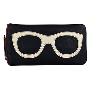 K&ouml;nnte beinhalten: Schwarze Leder-Brillentasche mit einem wei&szlig;en, gestickten Umriss von Sonnenbrillen auf der Vorderseite.