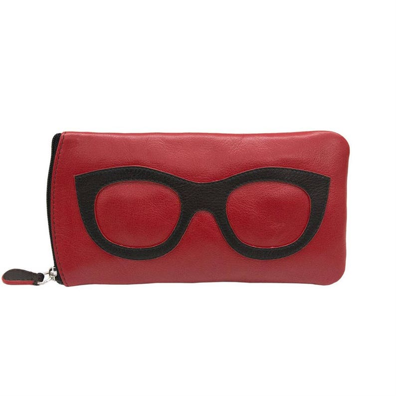 K&ouml;nnte beinhalten: Rote Leder-Brillentasche mit schwarzem Brillendesign. Die Tasche hat einen Rei&szlig;verschluss.