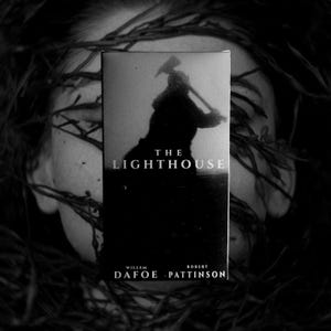Puede incluir: Póster de película en blanco y negro de "The Lighthouse" con la silueta de una persona con un hacha. El título se muestra de forma destacada, con los nombres Willem Dafoe y Robert Pattinson debajo.