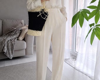 Gotische raffia draagtas met spinnenweb, handgemaakte zwarte en beige gehaakte tas, heksenachtige schoudertas