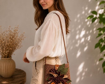 Handgefertigte Crossbody-Tasche aus Raffia mit großer Blume aus Echtleder – Boho Style