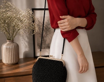 Zwarte gehaakte raffia tas met gouden sluiting, handgemaakte avondtas, natuurlijke raffia crossbodytas, elegante zomertas voor dames