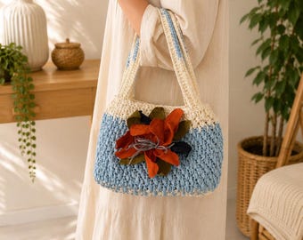 Handgehäkelte Raffia-Tasche mit Lederblume – Light blue/creme