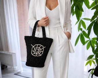 Gotische gehaakte raffia tas met spinnenwebvak, handgemaakte zwarte totebag, Halloween-stijl, heksenachtige schoudertas