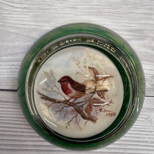 Pisapapeles antiguo con forma de petirrojo, firmado y fechado en 1985, con cúpula de cristal, ideal para decoración de escritorio. Regalo perfecto para los amantes de la naturaleza.