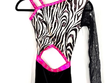 Mono de baile con estampado de cebra y pedrería, traje de una manga, unitardo rosa con tirantes y cintura abierta, pantalones de terciopelo negro, traje de jazz