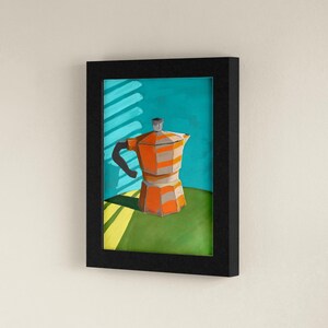 Puede incluir: Una impresión artística enmarcada que presenta una colorida ilustración de una cafetera italiana. La cafetera es naranja y gris, sobre un fondo turquesa con detalles en amarillo y verde. La obra de arte está en un marco negro.