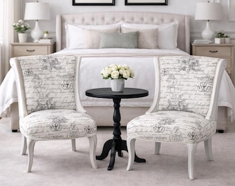 Vintage accentstoelen, grijs met frisse witte en zwarte bekleding met Frans schrift