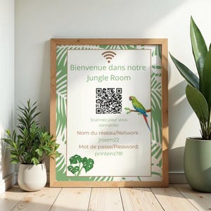 Peut inclure: Un panneau encadré avec le texte "Bienvenue dans notre Jungle Room" et un code QR. Une illustration de perroquet coloré est sur une branche. Le panneau affiche également le nom et le mot de passe du réseau. Des plantes décoratives sont en arrière-plan.