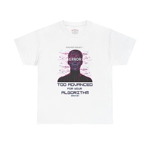 Peut inclure: T-shirt blanc avec un motif graphique de style numérique. Le design présente une silhouette humaine stylisée avec le mot "ERROR" au-dessus. En dessous, le texte indique "TOO ADVANCED FOR YOUR ALGORITHM".