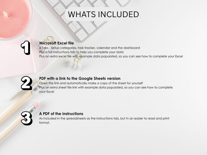 Pu&ograve; includere: Vista dall'alto di uno spazio di lavoro con tastiera, matite e una candela. Il testo recita "WHATS INCLUDED" con elenchi numerati che dettagliano i file di Microsoft Excel, i collegamenti a Google Sheets e le istruzioni PDF.