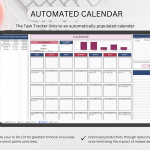 Pu&ograve; includere: Un tablet digitale che mostra un'interfaccia di calendario automatizzata. Lo schermo mostra un calendario per marzo 2026, con un task tracker e un grafico a barre. Il testo sullo schermo recita "Calendario automatizzato" e "Il Task Tracker si collega a un calendario popolato automaticamente."