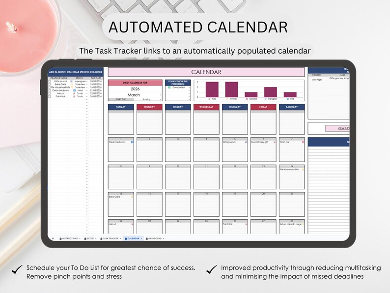 Pu&ograve; includere: Un tablet digitale che mostra un'interfaccia di calendario automatizzata. Lo schermo mostra un calendario per marzo 2026, con un task tracker e un grafico a barre. Il testo sullo schermo recita "Calendario automatizzato" e "Il Task Tracker si collega a un calendario popolato automaticamente."