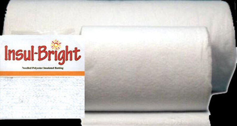 Puede incluir: Rollos de guata aislante de poli&eacute;ster punzonado blanco Insul-Bright. El embalaje del producto presenta la marca "Insul-Bright" en rojo y naranja, con el texto "Needled Polyester Insulated Batting".