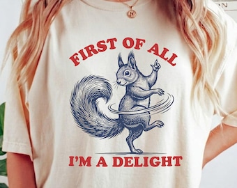 En primer lugar, soy una ardilla encantadora. Camiseta unisex Comfort Colors®, camiseta retro de ardilla, camiseta divertida de estilo vintage con animales.