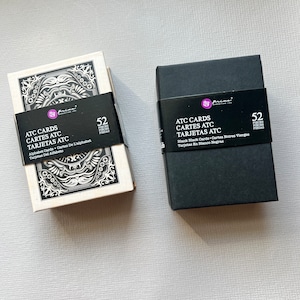 Lot de cartes à collectionner Artistes Finnabair Prima Marketing ou cartes alphabet et boîte