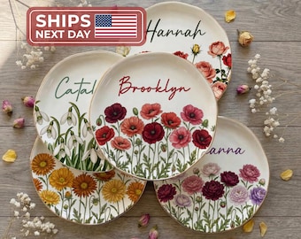 Plato de cerámica personalizado para anillos: Bandeja para joyas personalizada con diseño de acuarela de la flor de nacimiento.
