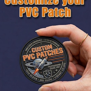 Può includere: Una toppa circolare in PVC nero raffigurante un razzo in orbita attorno a un pianeta, con il testo CUSTOM PVC PATCHES, UNMATCHED ENDURANCE, EXTREME MISSIONS, PROFESSIONAL GRADE UNIT, YOUR DESIGN, ANY SHAPE, VIBRANT COLORS e un piccolo scudo con martelli.