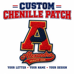 Puede incluir: Un parche de chenilla personalizado con una letra A grande de color rojo con un centro azul marino, delineada en oro. Debajo de la letra hay una banda azul marino con el nombre Alexandra en letra roja y el texto VARSITY 2024 en oro. Texto: CUSTOM CHENILLE PATCH.