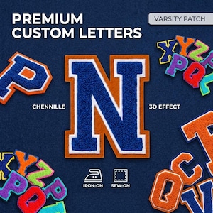 Peut inclure: Un grand écusson lettre N de style universitaire avec un centre en chenille bleue, une bordure blanche et un support en feutre orange. Le texte indique PREMIUM CUSTOM LETTERS, VARSITY PATCH, CHENNILLE, 3D EFFECT, IRON-ON et SEW-ON. D'autres lettres sont visibles.