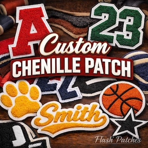 Può includere: Una collezione di toppe in ciniglia personalizzate in varie forme e colori. Le toppe includono la lettera rossa "A", il numero verde "23", un'impronta di zampa gialla, un pallone da basket e una stella. Il testo "Custom Chenille Patch" è visualizzato in un banner.