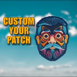Può includere: Una toppa ricamata raffigurante un volto stilizzato con capelli blu, occhiali tondi rossi e una barba multicolore nelle tonalità del blu, viola e arancione. Il testo CUSTOM YOUR PATCH è visualizzato in lettere gialle a sinistra della toppa.
