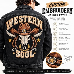 Könnte beinhalten: Eine schwarze Jeansjacke mit einem großen gestickten Aufnäher auf dem Rücken. Das Design zeigt einen braunen Cowboyhut, einen weißen Stierschädel, ein goldenes Hufeisen und den Text WESTERN SOUL. Rechts steht CUSTOM EMBROIDERY JACKET PATCH.