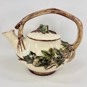 Vintage-Teekanne „Ivy“ von McCoy Pottery aus den 1940er Jahren, cremefarben-grüner Kunstkeramik-Zweiggriff – reparierter Deckel