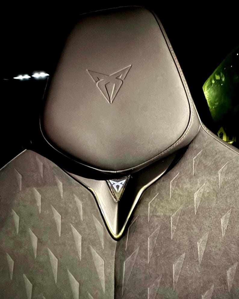 Soporte para tableta/teléfono en el asiento trasero a medida para Cupra Terramar y Tavascan imagen 3