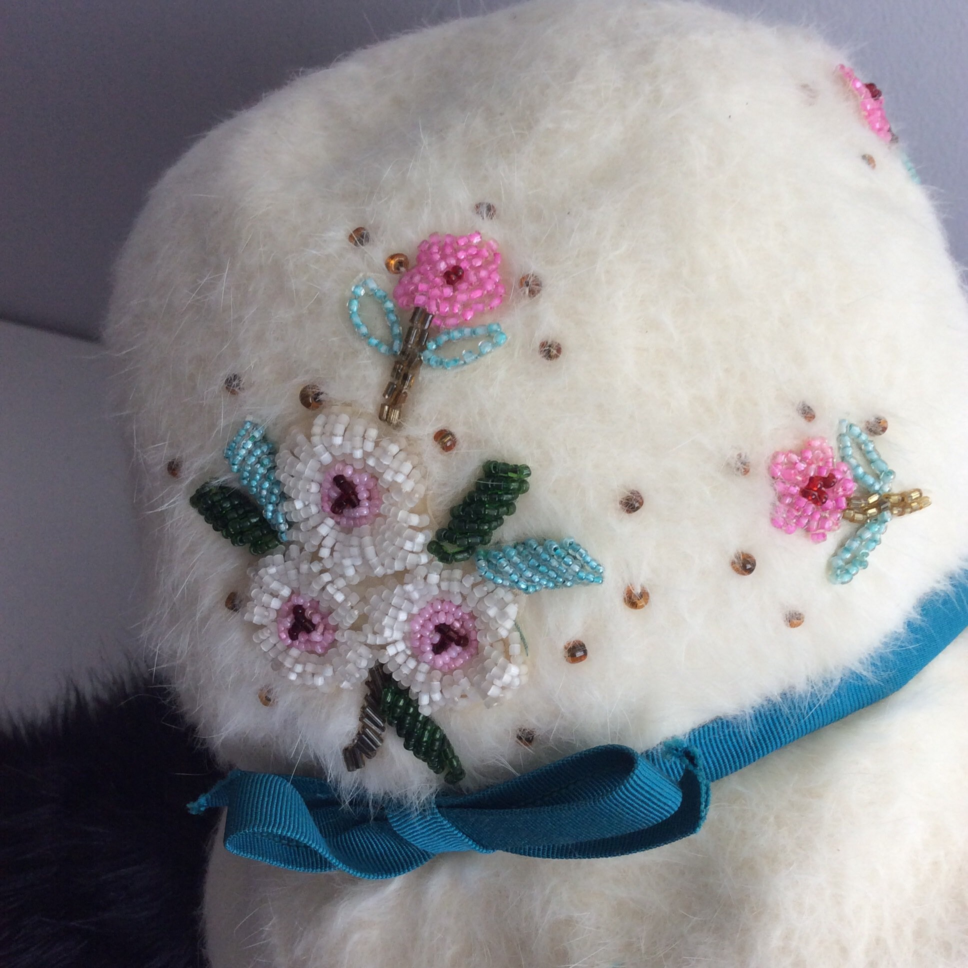 Cloche Cream wool hat with beaded open floral band in very good condition: Italy Cream cloche hat with art deco floral hat band – LaVieDelight main image 2