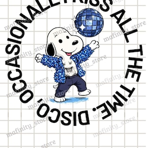 Puede incluir: Ilustración de dibujos animados de un perro blanco con una chaqueta de lentejuelas azules y pantalones azul oscuro, bailando con una bola de discoteca. El texto alrededor del perro dice "DISCO OCCASIONALLY KISS ALL THE TIME."