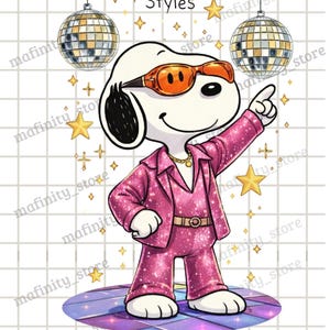 Puede incluir: Ilustración de Snoopy con un traje rosa brillante y gafas de sol naranjas, señalando hacia arriba. La imagen incluye el texto "Harry Styles", bolas de discoteca y estrellas. El fondo es un patrón de cuadrícula.