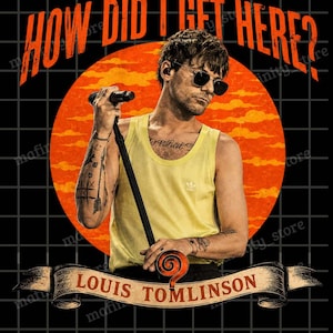 Puede incluir: Una camiseta gráfica con una persona que lleva una camiseta de tirantes amarilla y gafas de sol, sosteniendo un micrófono. El texto HOW DID I GET HERE aparece en naranja sobre un fondo circular de atardecer, con LOUIS TOMLINSON en una cinta.