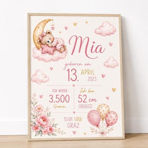 Könnte beinhalten: Ein gerahmtes Geburtsplakat mit einer Aquarellillustration eines Teddybären, der auf einer Mondsichel und rosa Wolken schläft. Der Text enthält den Namen Mia, das Geburtsdatum 13. April 2023, 3.500 Gramm, 52 cm, 15:01 Uhr und Graz.