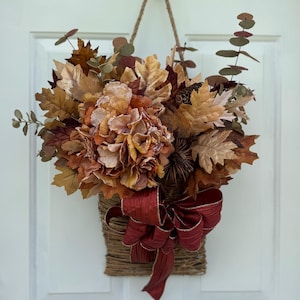 Herbstlicher Hortensien-Türkorb, rustikale Herbstdeko im Landhausstil, burgunderroter Schleifenaufhänger